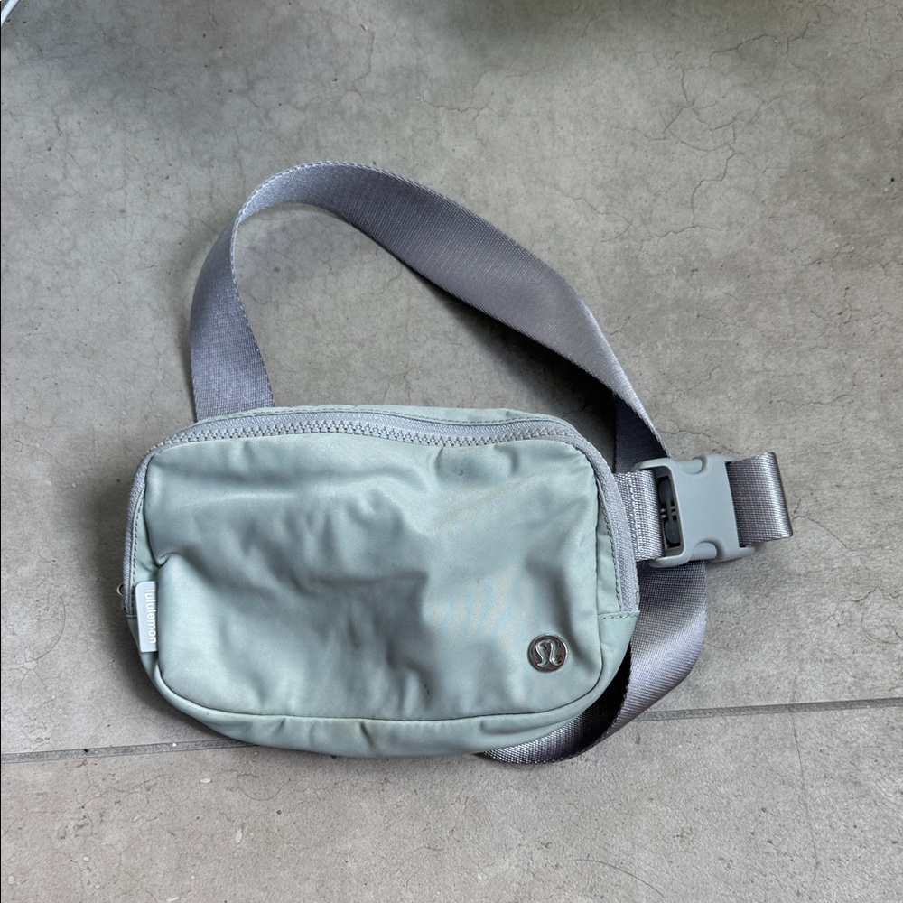 lululemon athletica Light Gray everywhere Belt Bag